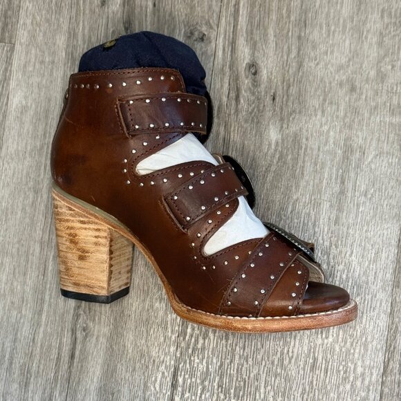 Freebird by Steven Violet Cognac Leather Buckle Sandals | Size 7 - Picture 3 of 8